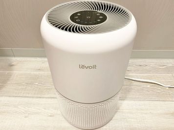 空気清浄機 - 北堀江レンタルサロンMe 電動ベッド有・施術用備品が充実の完全個室レンタルサロンの設備の写真