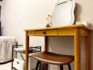 ドレッサー、椅子 - 北堀江レンタルサロンMe 電動ベッド有・施術用備品が充実の完全個室レンタルサロンの設備の写真