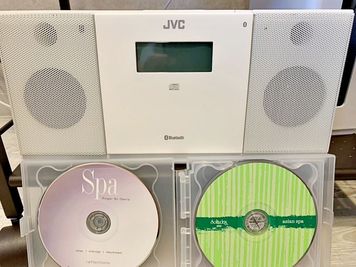 CDプレーヤー兼Bluetoothスピーカー、ヒーリングミュージックCD6枚 - 北堀江レンタルサロンMe 電動ベッド有・施術用備品が充実の完全個室レンタルサロンの設備の写真