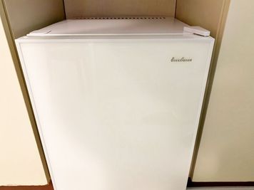 ミニ冷蔵庫 - 北堀江レンタルサロンMe 電動ベッド有・施術用備品が充実の完全個室レンタルサロンの設備の写真