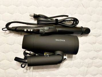 ヘアドライヤー、2WAYアイロン - 北堀江レンタルサロンMe 電動ベッド有・施術用備品が充実の完全個室レンタルサロンの設備の写真