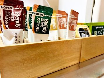 コーヒー、紅茶、お茶（1杯目は無料サービス） - 北堀江レンタルサロンMe 電動ベッド有・施術用備品が充実の完全個室レンタルサロンの設備の写真