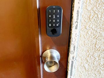 玄関扉（スマートロック） - 北堀江レンタルサロンMe 電動ベッド有・施術用備品が充実の完全個室レンタルサロンの入口の写真