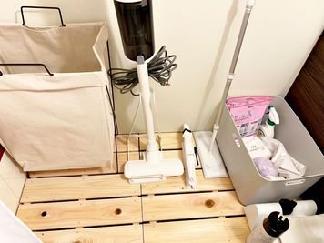 バックスペース（掃除道具類の収納、タオル入れ） - 北堀江レンタルサロンMe 電動ベッド有・施術用備品が充実の完全個室レンタルサロンの室内の写真