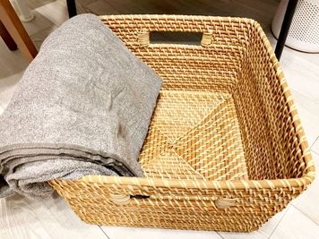 ブランケット、荷物かご - 北堀江レンタルサロンMe 電動ベッド有・施術用備品が充実の完全個室レンタルサロンの設備の写真