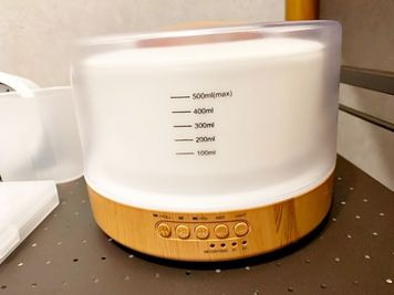 アロマディフューザー - 北堀江レンタルサロンMe 電動ベッド有・施術用備品が充実の完全個室レンタルサロンの設備の写真