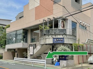 蔭山楼さんの前の階段を降りて入室してください - コワーキングスペース MooGra[モーグラ] -自由が丘- 個室ブース2の入口の写真