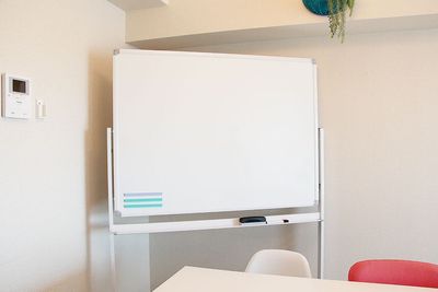 ホワイトボードあり - Fun 2 Room Takadanobaba 貸し会議室の設備の写真
