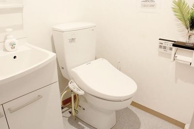 トイレスペースは広いのでお着換えも可 - Fun 2 Room Takadanobaba 貸し会議室の設備の写真