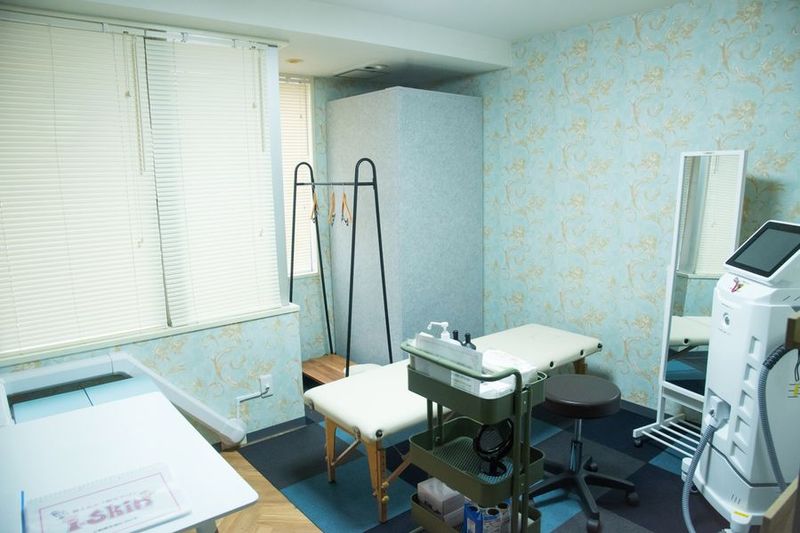 おしゃれな内装のプライベートサロンです。施術用のベッドを1台完備、整体やエステにご利用いただけます。 - セルフ脱毛＆美容サロン「i-Skin 新宿店」 i-Skin 新宿店の室内の写真