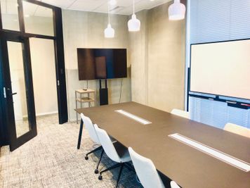 fabbit大阪本町 ミーティングルームの室内の写真