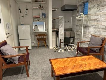 ２Fスタジオ兼控室ミニキッチンがあります。（調理不可）
2F専用のハンガーラック、姿見があります。 - 奥渋フォトスタジオ　Two Meの室内の写真