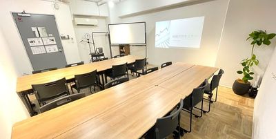 8名掛け×2列のレイアウト - 【新大阪】セミナーや研修に◎貸会議室・レンタルスペースCota 【徒歩4分】会議や研修に使えるおしゃれなオフィスビルの多目的空間の室内の写真