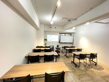 スクール形式②_14名着席＋2名オブザーバー席 - 【新大阪】セミナーや研修に◎貸会議室・レンタルスペースCota 【徒歩4分】会議や研修に使えるおしゃれなオフィスビルの多目的空間の室内の写真