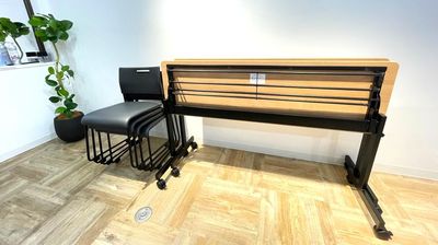折りたたみ可能な机＆4脚までスタッキング可能なイス - 【新大阪】セミナーや研修に◎貸会議室・レンタルスペースCota 【徒歩4分】会議や研修に使えるおしゃれなオフィスビルの多目的空間の設備の写真