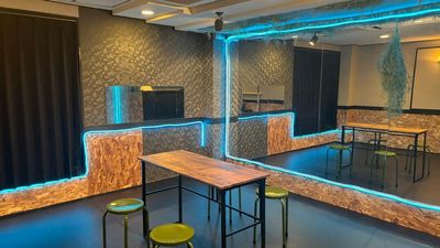 丸椅子6脚、テーブル1台あります。 - RentalSpace kite./Studio LOKU Studio LOKUの室内の写真