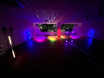 バーライト＆プロジェクションライトを導入♪ 夜のスタジオも楽しめます✨ - Footloose Dance Studio KM ✨open割引継続中✨駅から徒歩30秒のダンススタジオの設備の写真
