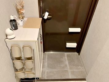 玄関 - 北堀江レンタルサロンMe 電動ベッド有・施術用備品が充実の完全個室レンタルサロンの入口の写真