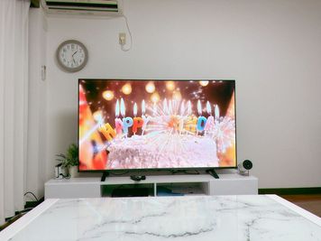 65型大画面のREGZAで推し活やスポーツ観戦、大人気ゲーム🎮、誕生日会などスマートテレビなので何でも見れます、映せます‼️ - shiro町田 町田駅で人気なレンタルスペース【shiro町田】の室内の写真