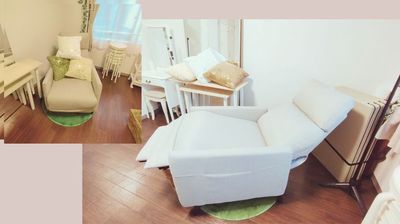 ソファーはそのまま倒してリクライニングでフラットになりますのでごゆっくりお過ごしください。 - レンタルサロン スペース✦コフレ新宿御苑サロンティア（完全個室） 商業利用も可能丸一日から‧✦‧新宿御苑サロンティア‧✦‧の室内の写真