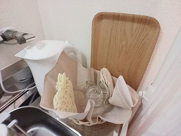 電気ポット、トレイ、ガラスのコップなど - レンタルサロン スペース✦コフレ新宿御苑サロンティア（完全個室） 商業利用も可能丸一日から‧✦‧新宿御苑サロンティア‧✦‧の室内の写真