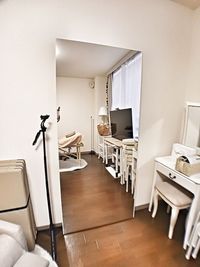 80*180の全身がうつせる鏡 - レンタルサロン スペース✦コフレ新宿御苑サロンティア（完全個室） 商業利用も可能丸一日から‧✦‧新宿御苑サロンティア‧✦‧の室内の写真