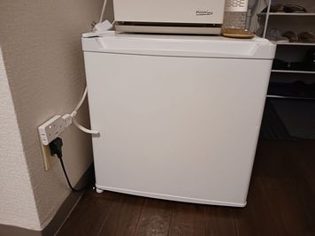 小さいですが冷蔵庫 - レンタルサロン スペース✦コフレ新宿御苑サロンティア（完全個室） 商業利用も可能丸一日から‧✦‧新宿御苑サロンティア‧✦‧の設備の写真