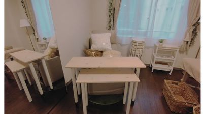 テーブルは、高さを変えられるので、あえて高さを変えてネイルテーブルにもできます - レンタルサロン スペース✦コフレ新宿御苑サロンティア（完全個室） 商業利用も可能丸一日から‧✦‧新宿御苑サロンティア‧✦‧の室内の写真