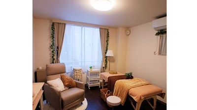 暖色で暗めのお部屋にもできます。天井照明はBluetooth接続でスピーカーにもできます。天井から音楽が降ってきます。 - レンタルサロン スペース✦コフレ新宿御苑サロンティア（完全個室） 商業利用も可能丸一日から‧✦‧新宿御苑サロンティア‧✦‧の室内の写真