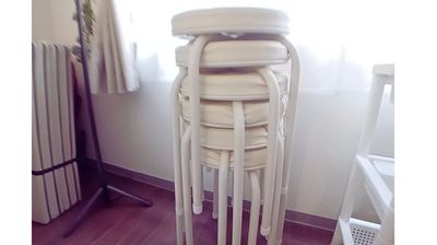 コンパクトに重ねられるのにクッションふかふかの丸椅子は6脚 - レンタルサロン スペース✦コフレ新宿御苑サロンティア（完全個室） 商業利用も可能丸一日から‧✦‧新宿御苑サロンティア‧✦‧の室内の写真