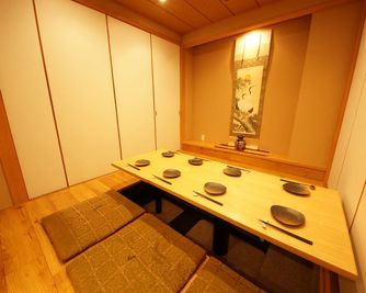 このように仕切る事も可能です。仕切りが必要な場合は事前にお伝え下さい。３部屋分取れます。 - 名古屋栄の大人の隠れ家 ★高級感ある和風の掘りごたつ個室★の室内の写真