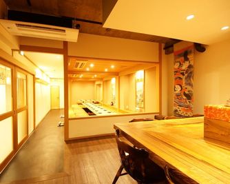 手前に見えるカウンター席の部分は使用不可となります。左奥に見える扉が男女兼用トイレです。 - 名古屋栄の大人の隠れ家 ★高級感ある和風の掘りごたつ個室★の室内の写真