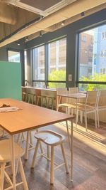晴れた日のお昼は、あたたかい光が差し込み、明るい店内！ママさん達の交流会やお子様連れでのパーティーにも♪ - Cozy Cafe & Bar beyond 飲食物完全持込型スペース貸切＊勉強会や撮影、ワークショップにもの室内の写真