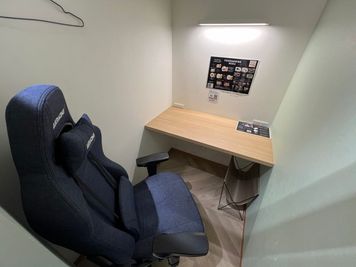 【新宿駅直結】1時間880円！ロールカーテン付き1名用半個室（Room5） - いいオフィス新宿京王百貨店