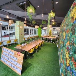 セルフカフェささしまライブ店の店内：入口すぐのカフェエリア - セルフカフェささしまライブ店 名古屋駅徒歩圏内！10名利用可個室スペース🍔🥤持ち込みOK！の入口の写真