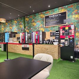 セルフカフェささしまライブ店の店内：コーヒー、アイスティー、いちごオレ、抹茶オレ、ココアが提供されています。 - セルフカフェささしまライブ店 名古屋駅徒歩圏内！10名利用可個室スペース🍔🥤持ち込みOK！の入口の写真