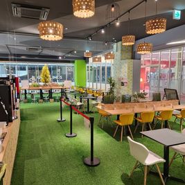 セルフカフェささしまライブ店の店内：近くには広大なゲームセンターやゴルフ練習場があります。 - セルフカフェささしまライブ店 名古屋駅徒歩圏内！10名利用可個室スペース🍔🥤持ち込みOK！の入口の写真