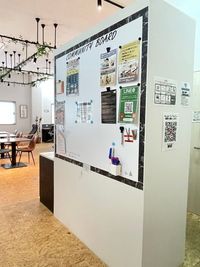 誰でも自由にご利用いただける掲示板です。 - MYST（マイスタ） コワーキングスペースMYSTの室内の写真