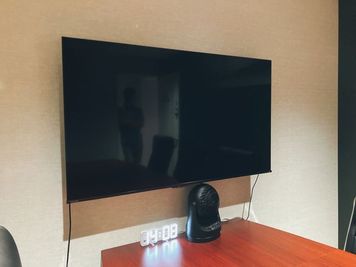 テレビモニターあります - 赤坂・溜池山王の貸スペース　ペチャクチャ 【港区・赤坂】溜池山王駅徒歩3分！高級感溢れる会議室Room2の設備の写真