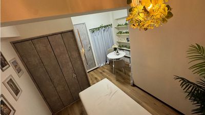 ベッド側からの部屋全体 - レンタルサロンGreenRoom天満 完全個室サロン型スペース｜Green Room天満の室内の写真