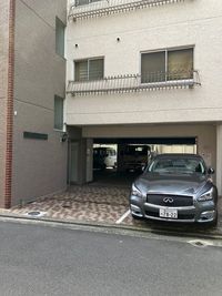 スタジオ建物の外観です。ガラス扉を開け、地下に下りてください。左手の一番奥が1stスタジオ、その手前が2ndスタジオです。 - Audrey Dance  Studio Audrey Dance Studio 1stの室内の写真