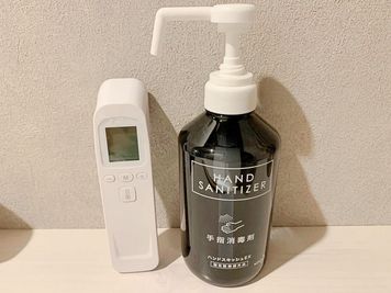 感染症対策（消毒液、体温計） - 北堀江レンタルサロンMe 電動ベッド有・施術用備品が充実の完全個室レンタルサロンの設備の写真