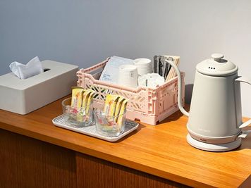 ミネラルウォーター、コーヒー、緑茶が無料！ - 1SBC　静岡会議室 貸し会議室の設備の写真
