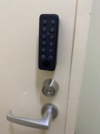 入退室はスイッチポッド。予約時に送られてくる番号を入力すれば入室できます。退室時はオートでロックします。 - 浅草橋　まんてんジム ゴールドスペース認定！多目的スペース「まんてんジム」の入口の写真