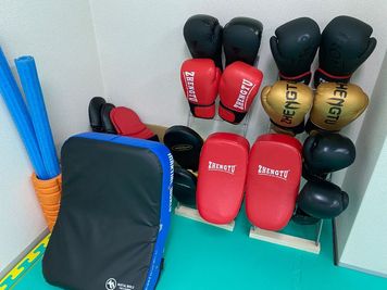 10オンスグローブ、ビッグミット、キックミット、パンチミットなどご自由にお使いいただけます。パーソナルトレーナーさん応援します！ - 浅草橋　まんてんジム ゴールドスペース認定！多目的スペース「まんてんジム」の設備の写真