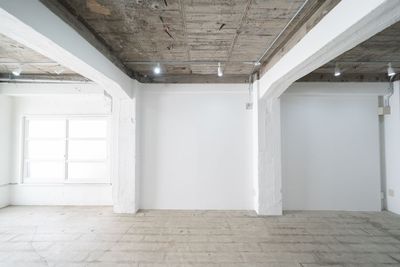 白を基調とした広々とした38㎡のフロア - WIP Studioの室内の写真