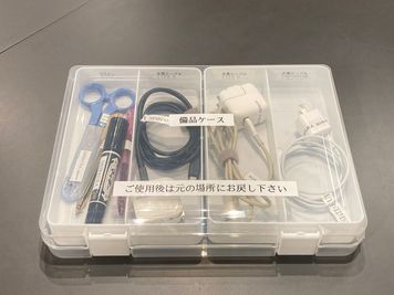 ペン・ハサミ、充電器も備品として用意しています。 - 田町駅徒歩7分のレンタルスペース！オンライン会議やイベントも◎ 田町｜シバスペ｜SHIBAURA space（38名着席可）の設備の写真