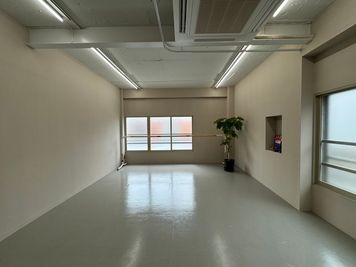 部屋の明るさは調光で調整可能。窓は2重窓にしてあるんので、外の音が気になリません。 - Hora 西永福 レンタルスタジオの室内の写真
