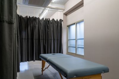 カーテンを引いて、着替えや個室的に使っても - Hora 西永福 レンタルスタジオの室内の写真