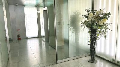 大阪会議室 ヒロホールディングス難波御堂筋店 第1会議室の入口の写真